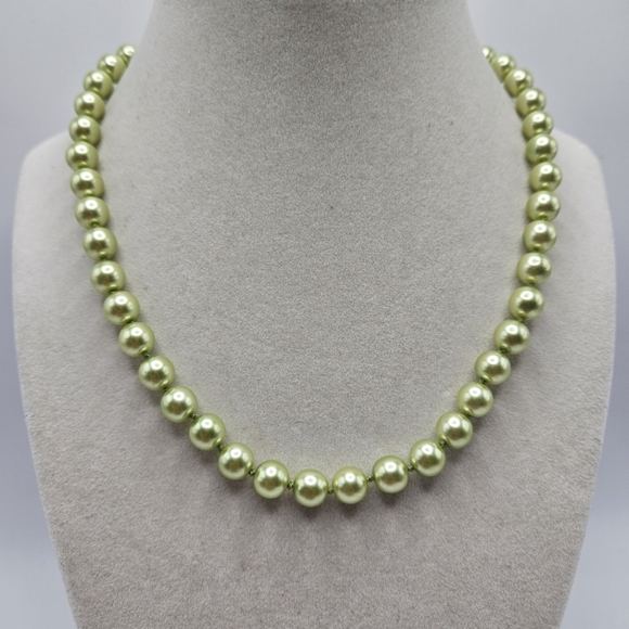 VINTAGE Pastel Green Glass Faux Pearl Single Strand 17" Necklace - Picture 2 of 5